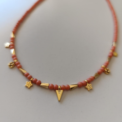 Yavruağzı Boncuklu Gold Uçlu Kolye